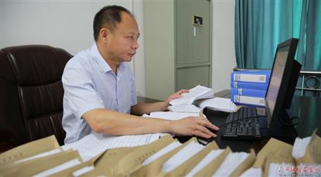 初心不改　本色不褪——記廣西勤廉榜樣、河池市紀(jì)委副書記、監(jiān)委副主任黃振林