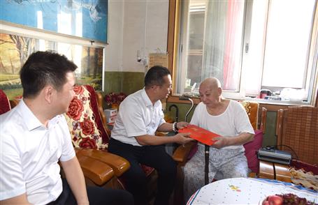 覃振華、賴海標國慶節(jié)前慰問離休老干部