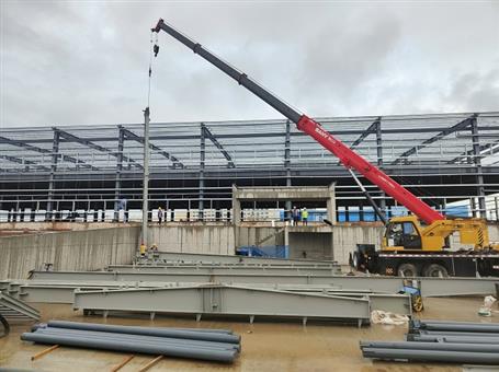 【奮戰(zhàn)三季度 打贏攻堅(jiān)戰(zhàn)】冶建第四分公司內(nèi)蒙古項(xiàng)目2#冷庫(kù)鋼結(jié)構(gòu)首吊成功！